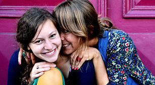 Jugend - Das Bild zeigt zwei lachende junge Frauen