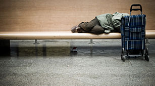 Menschen in besonderen Lebenslagen - Das Bild zeigt einen obdachlosen Menschen.